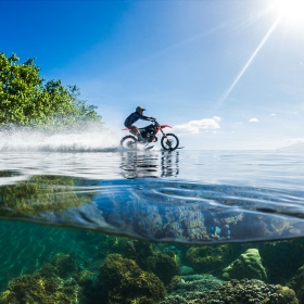 Australiano pega onda no Tahiti ...em cima de uma moto!