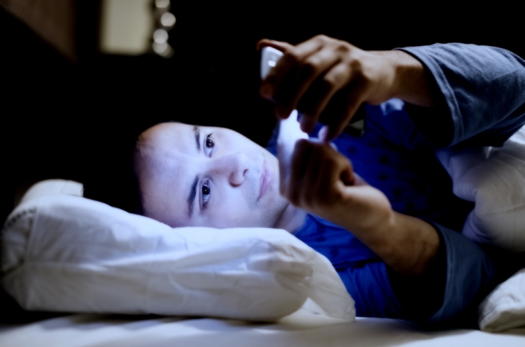 Mexer no celular na cama pode tirar mais do que seu sono